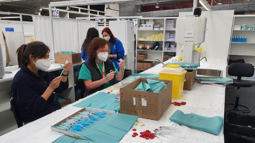 Varias sanitarias preparan las dosis de la vacuna contra el coronavirus.