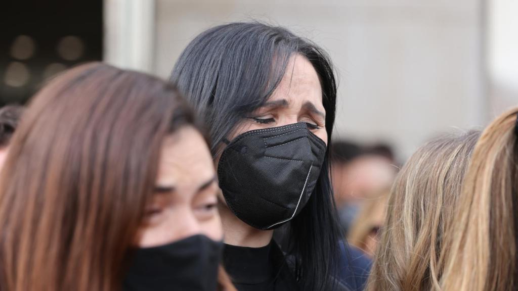 Rosa López, rota de dolor en el último adiós al cantante.