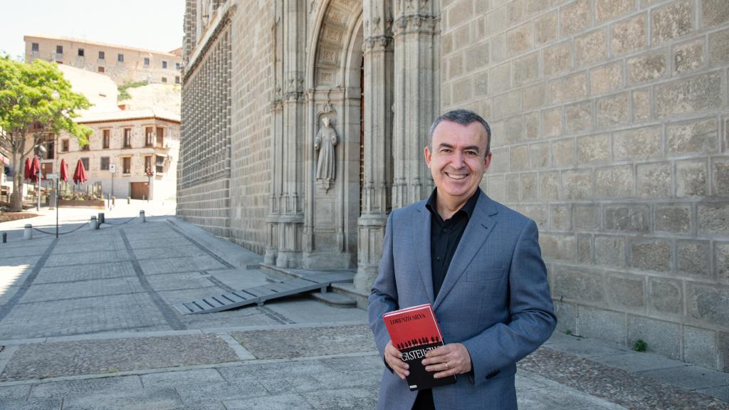 Lorenzo Silva junto al Monasterio de San Juan de los Reyes.