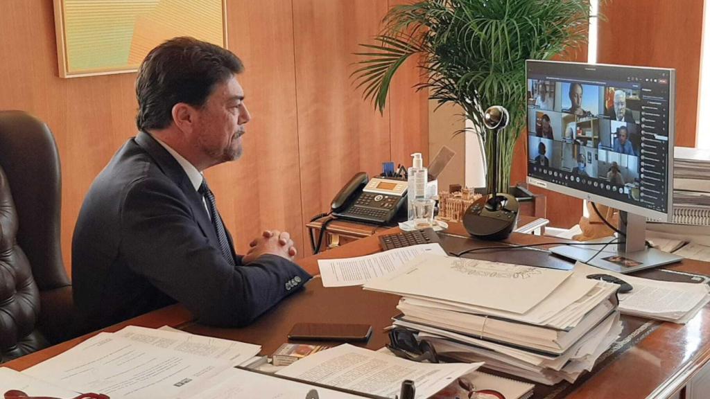 Luis Barcala, trabajando en su despacho del Ayuntamiento de Alicante.