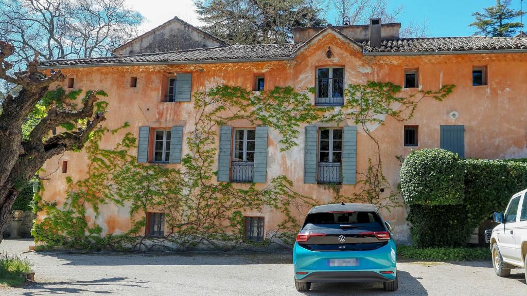 La casa principal destaca por su estética rural.
