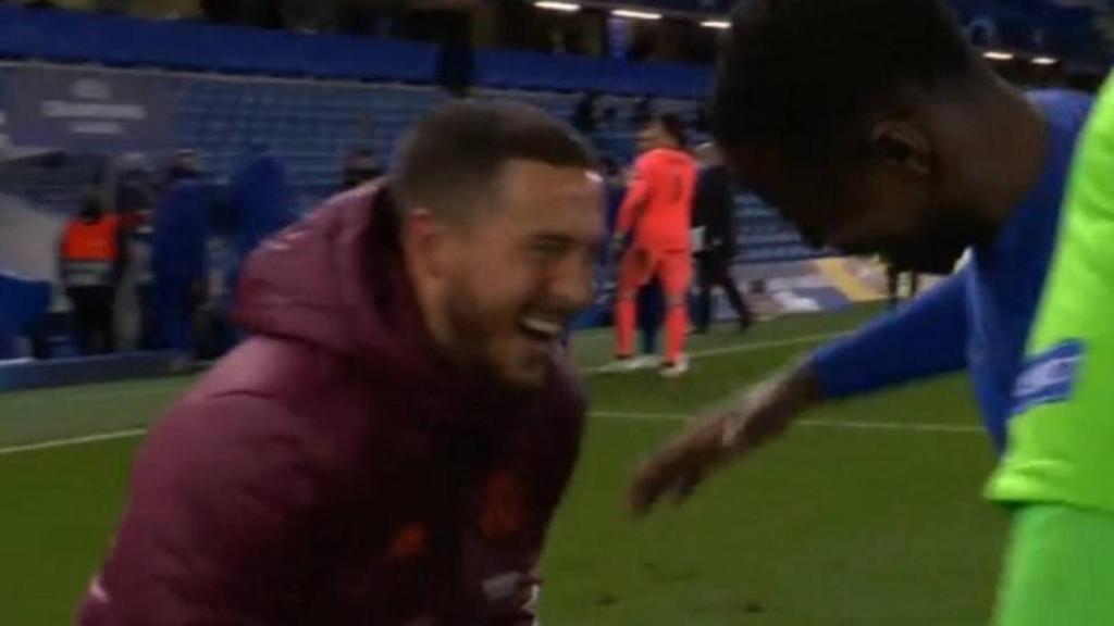 Eden Hazard bromea con los jugadores del Chelsea tras la eliminación del Real Madrid