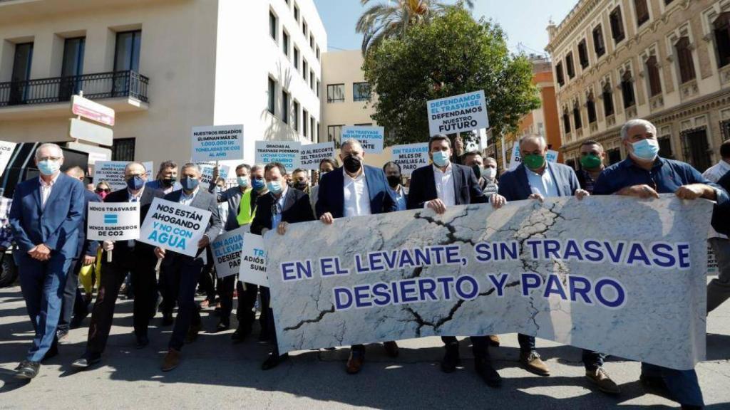 Protestas del Sindicato de los Regantes presidida por Lucas Jiménez, presidente de los regantes, y José Antonio Luengo, consejero de Agricultura y Agua