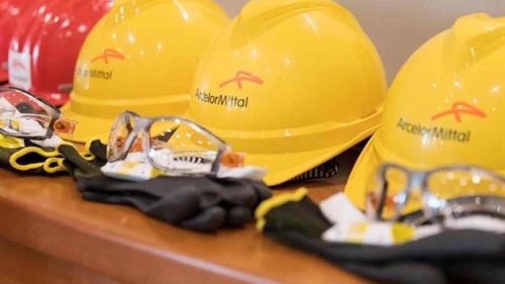 Cascos de trabajadores de ArcelorMittal.