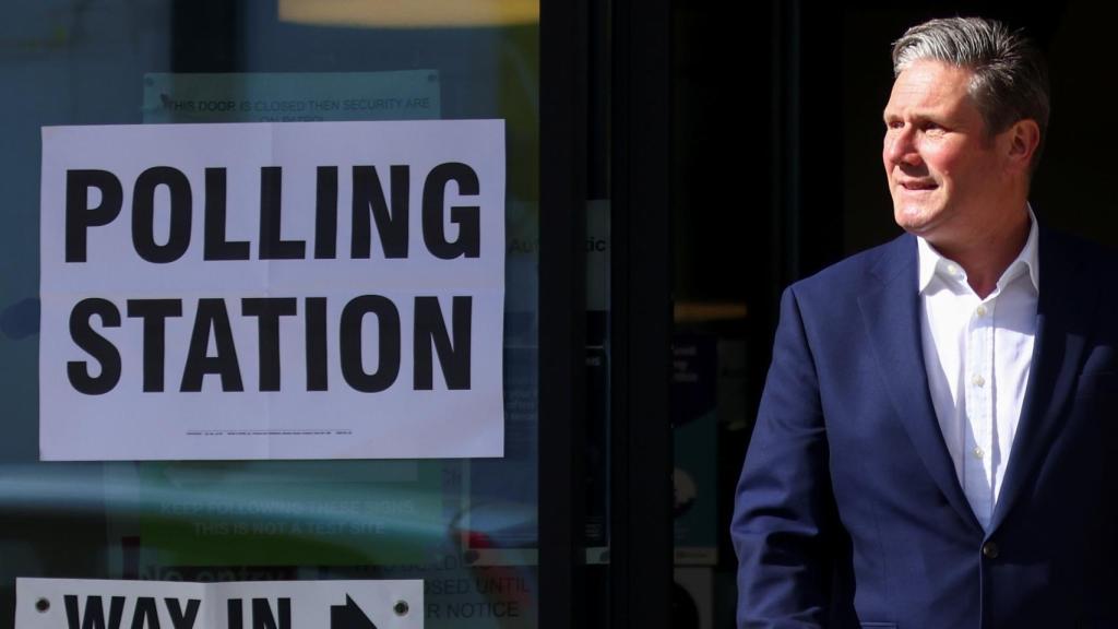 Keir Starmer, el líder del partido laborista, tras ir a votar.