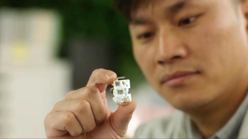 Científico sosteniendo un generador de radicales de hidroxilo