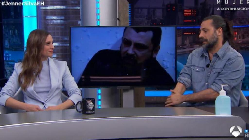 Hugo Silva y Michelle Jenner durante la entrevista en 'El Hormiguero'.