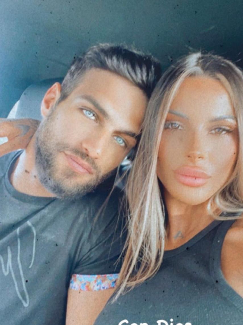 El actor junto a Alba Casillas, su pareja, en la imagen compartida por él en redes sociales.