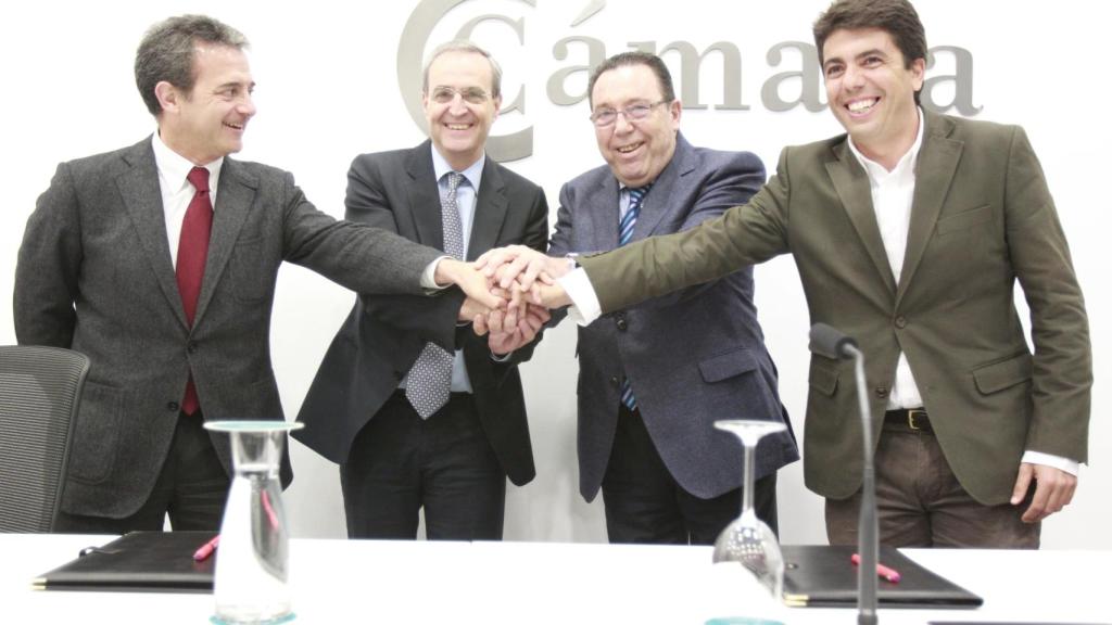 Mazón, en la Cámara de Comercio junto a Garrigós y Riera.