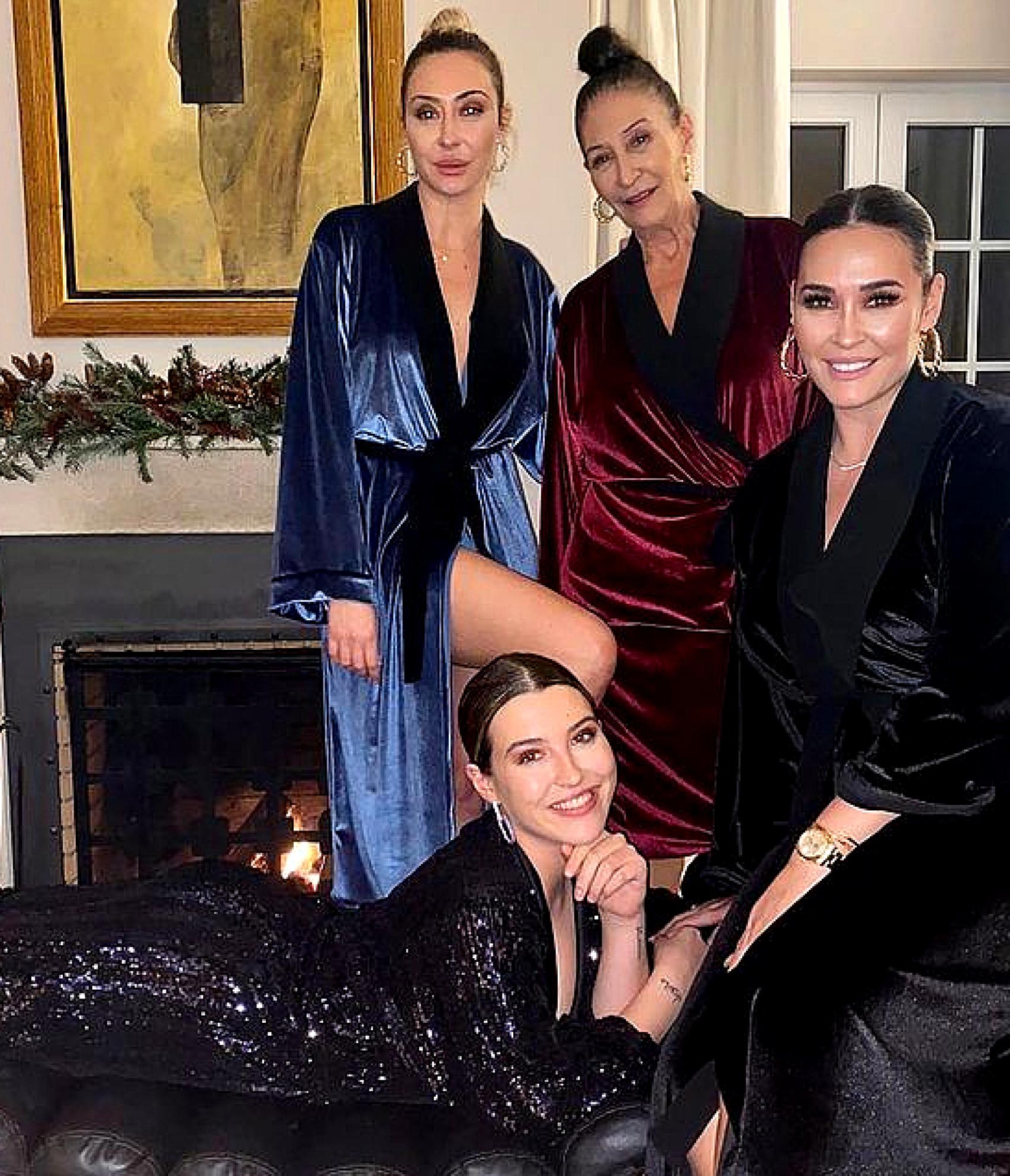 La familia al completo posó con las batas esta pasadas Navidades para impulsar las ventas de la prenda.