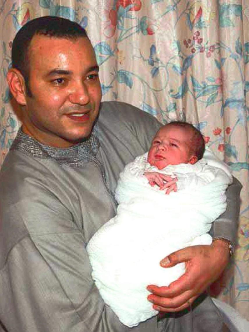 El rey Mohamed VI de Marruecos con su hijo Moulay Hassan el día que nació.
