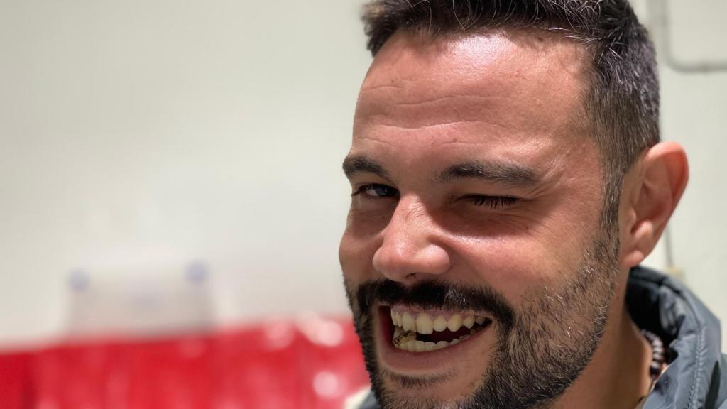 Uno de los fundadores come grillos en la fábrica Origen Farms.