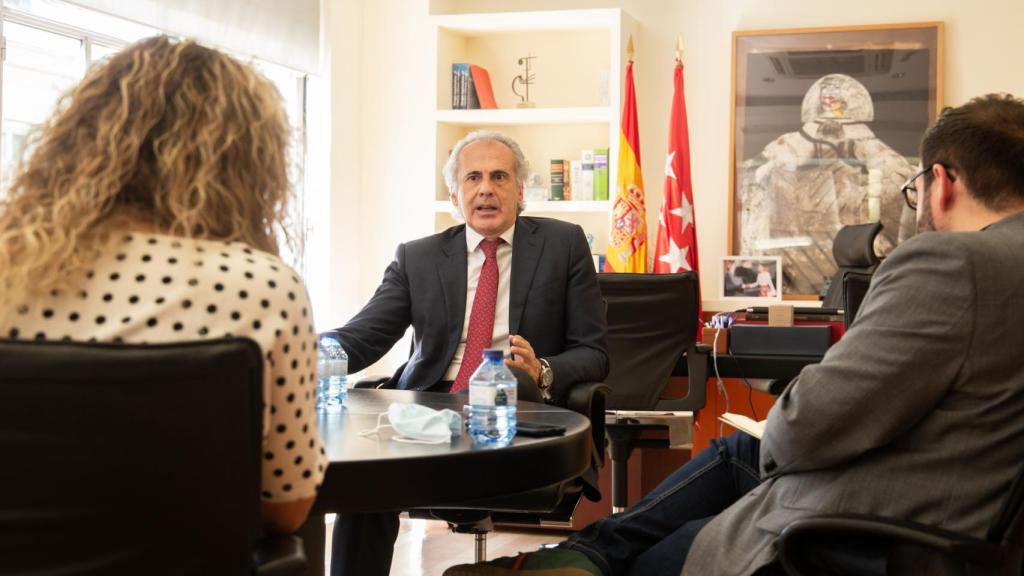 Ruiz Escudero en su despacho en la Consejería de Sanidad durante la entrevista con EL ESPAÑOL.