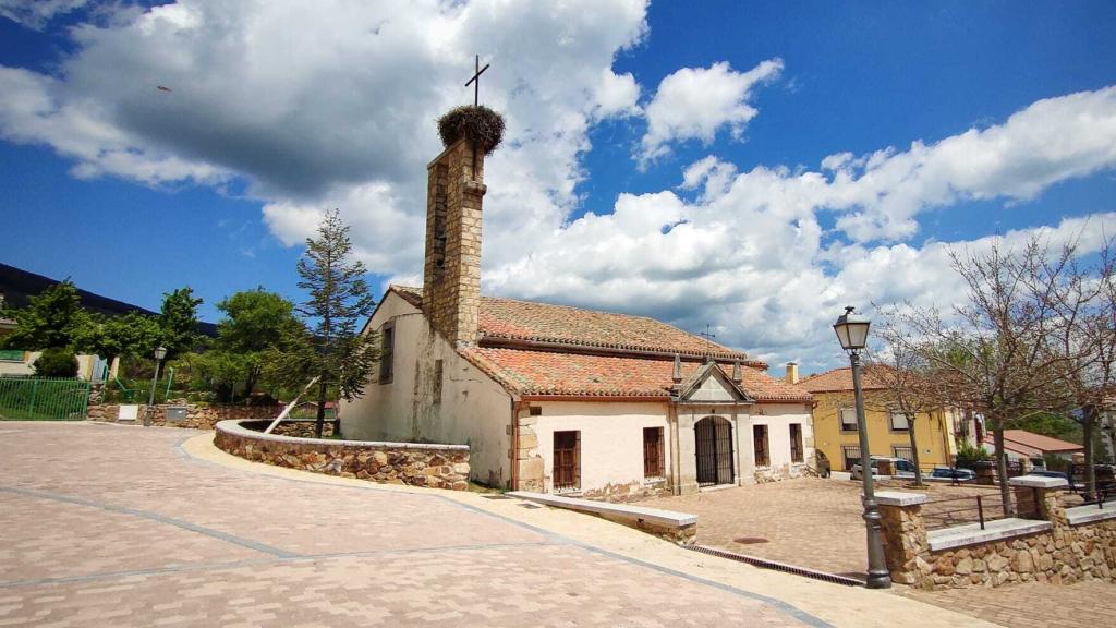 La iglesia de Navarredonda, quemada en la guerra y reconstruida durante el franquismo.
