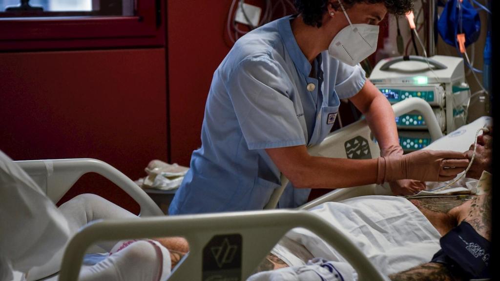 Una sanitaria atiende a un paciente de la UCI del Hospital de Basurto en Bilbao. EFE/Miguel Toña