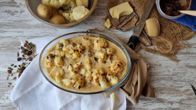 Coliflor gratinada con bechamel de miso y frutos secos