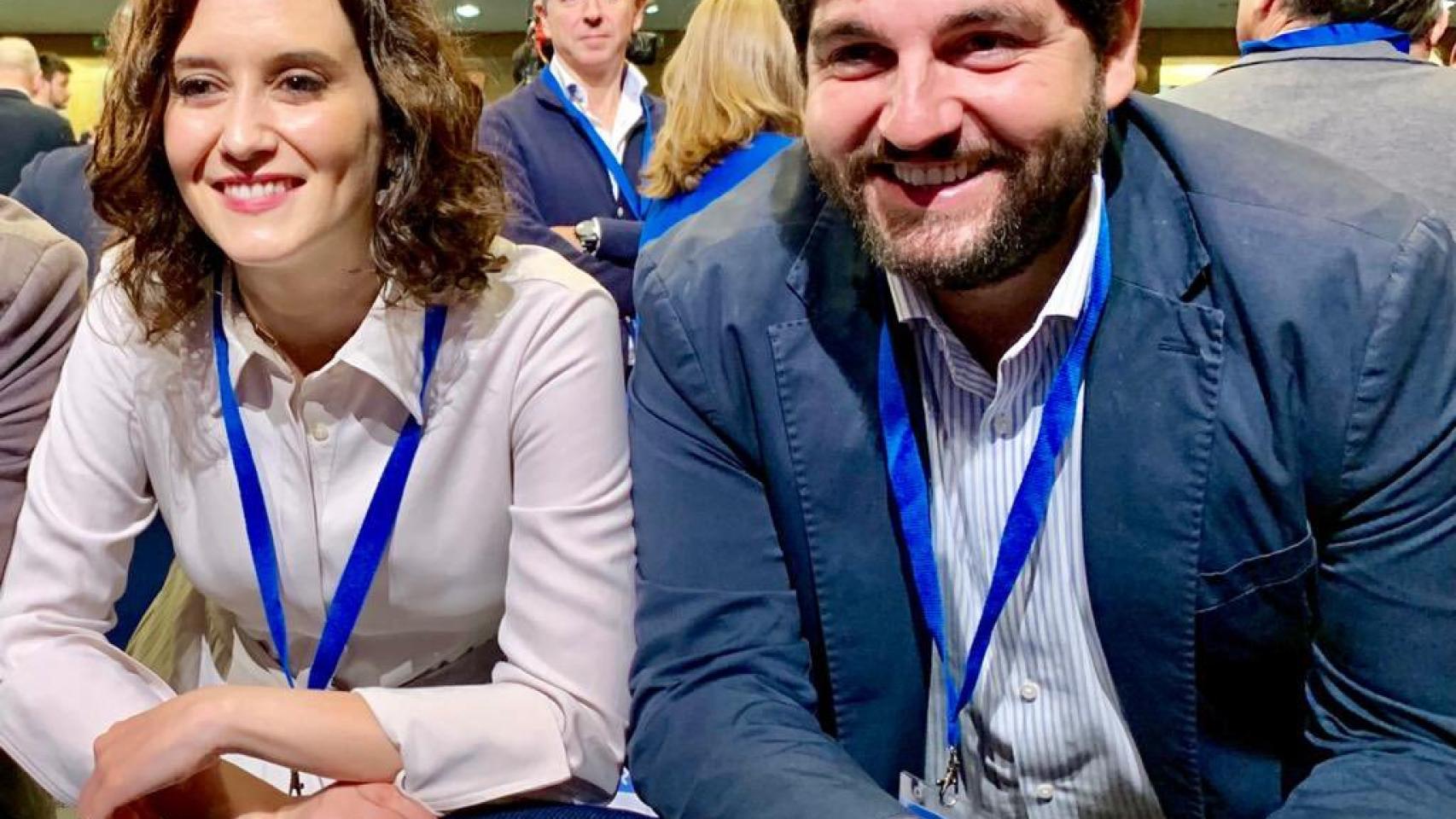 Isabel Díaz Ayuso y Fernando López Miras, posando juntos, en una foto que el líder del PP murciano publicó el 4M en Twitter.