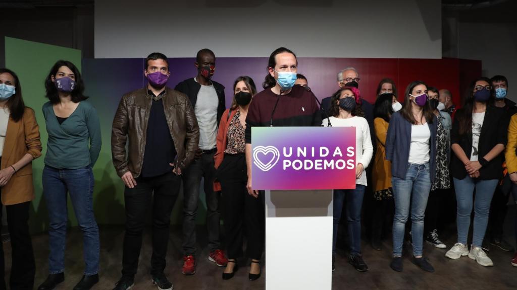 Una de las pocas fotografías de la noche del 4-M en las que se adivina a Ione Belarra (izq), presente en la dimisión de Pablo Iglesias.