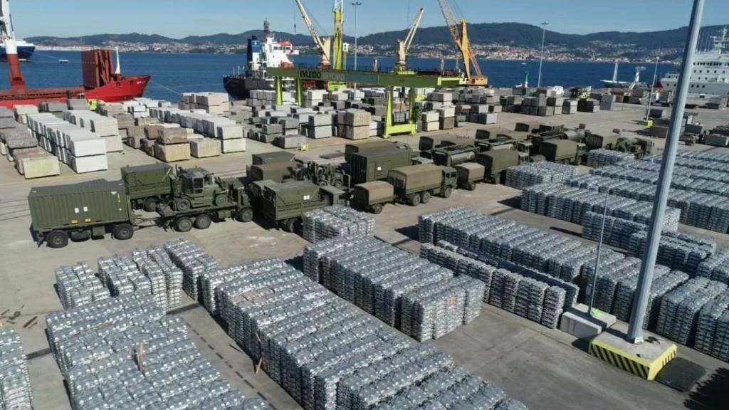 Los vehículos y contenedores con el material necesario para el ejercicio partieron del Puerto de Vigo esta semana