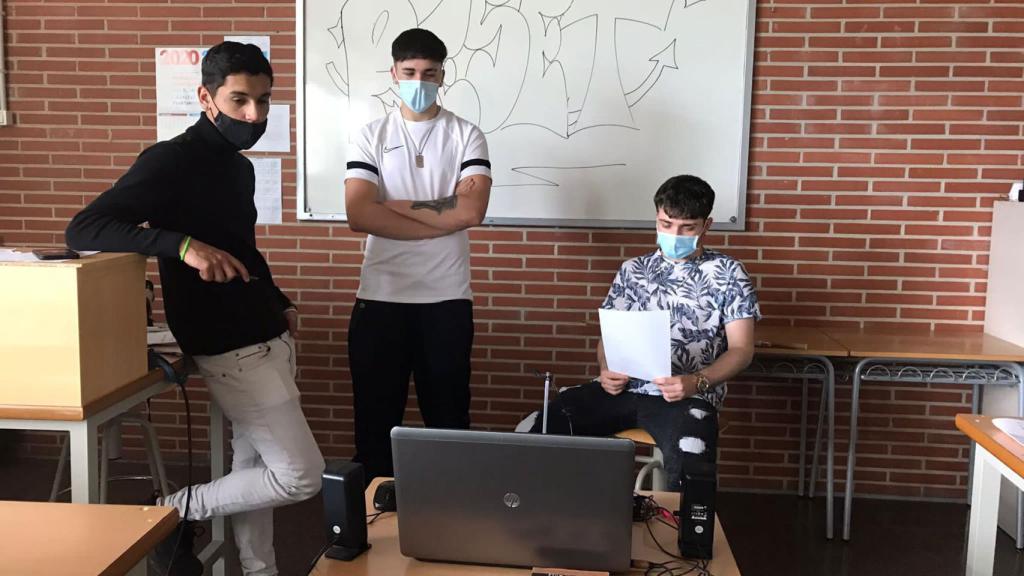 Mario García, Eric Castellanos y Andrés Felipe Cárdenas, integrantes de Now is the Future, uno de los equipos ganadores de Reto Futuro con su aplicación 'Reset' para superar adicciones.