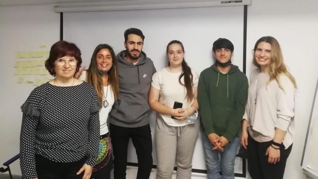 Abdelali El Khoulati, Naiara Martínez y Aran Suris, integrantes de Els Trastos -uno de los equipos ganadores de Reto Futuro- con sus educadoras y facilitadoras.