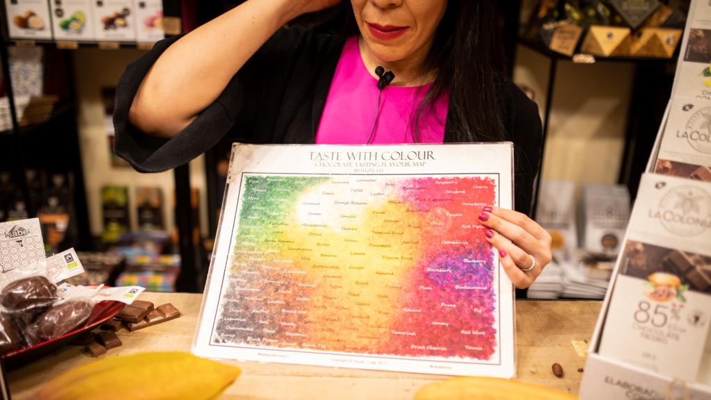 Helen López, experta en chocolates, muestra todos los matices que se pueden percibir al comerlos.