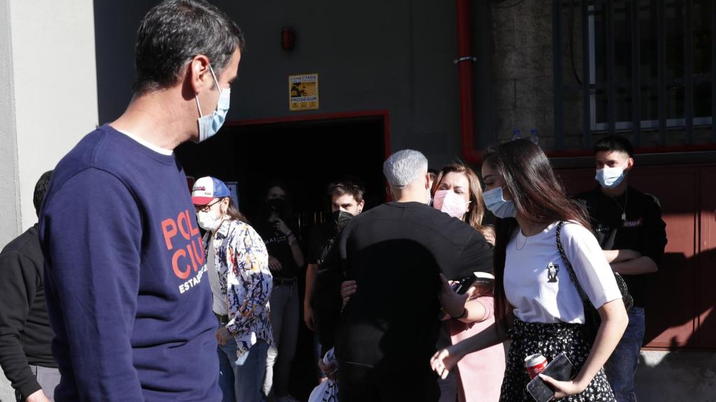 María José Campanario despidiéndose de Brayan Mejía ante la mirada de Jesulín y Julia.