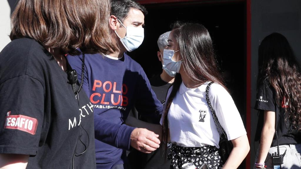 Jesulín despidiéndose de su hija Julia tras la grabación de 'El Desafío'.