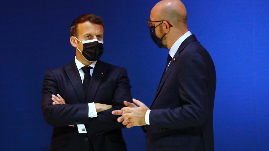 Emmanuel Macron conversa con Charles Michel este sábado durante la cumbre de Oporto