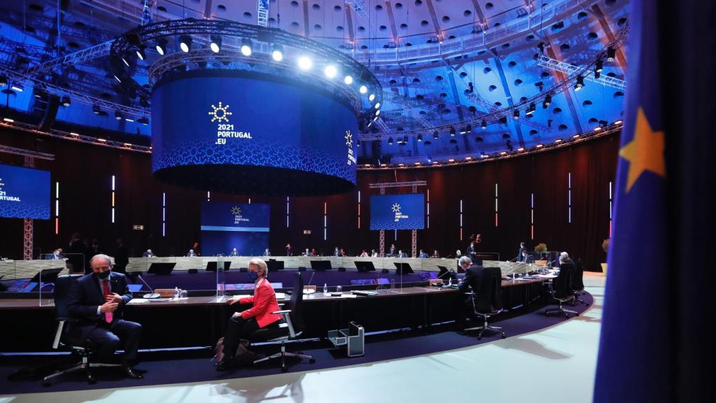 Ursula von der Leyen, este sábado en la sala de reunión de la cumbre de Oporto