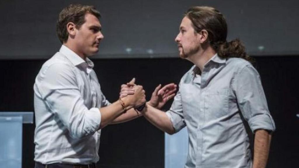 Rivera e Iglesias se saludan durante un debate en 2015.