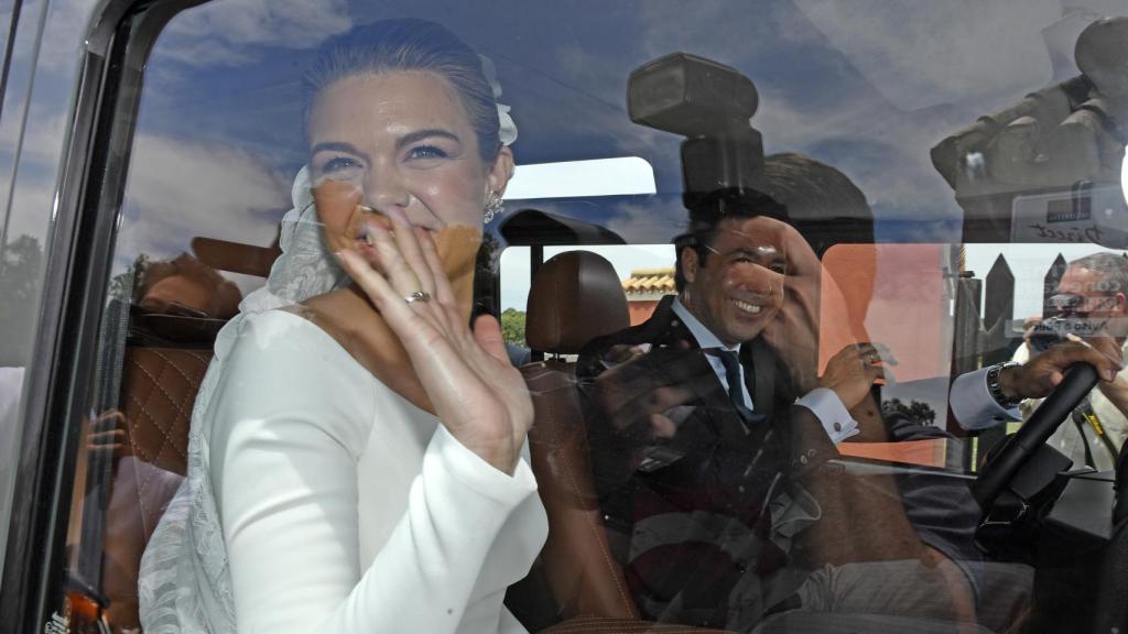 Los recién casados a la salida de la ceremonia.