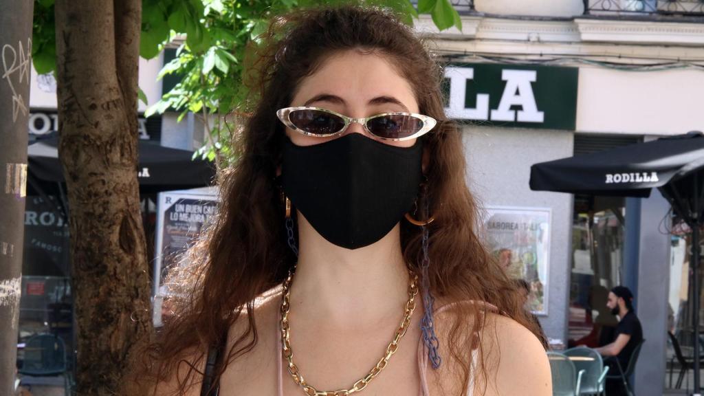 Una vecina de Chueca, crítica con Ayuso, asegura no entender cómo la candidata popular ha ganado en el barrio.