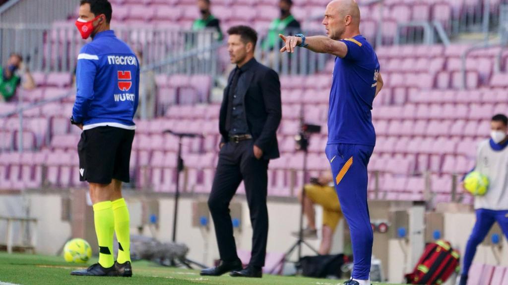Simeone dando indicaciones al Atlético en el duelo ante el Barça