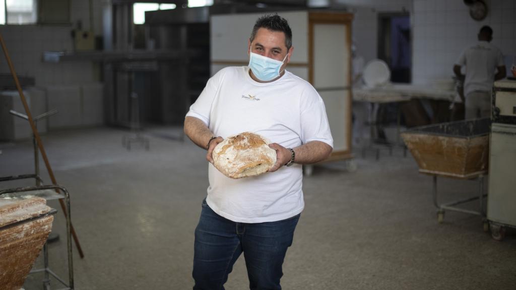 Héctor Pérez, dueño de la cadena Forno de Lugo, con un pan artesanal en el obrador central.