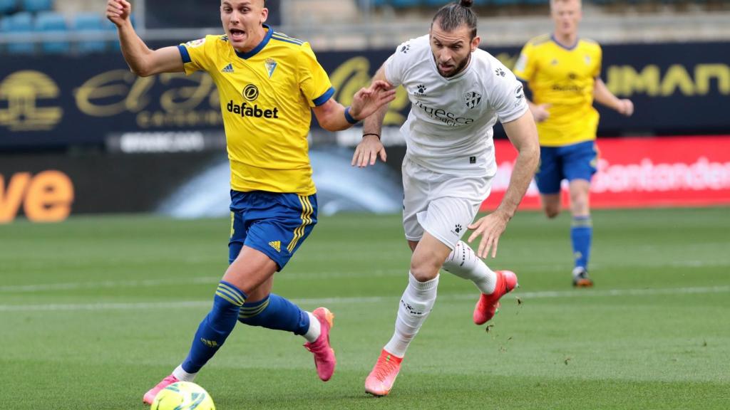 Gastón Silva e Iván Alejo pelean por un balón en el Cádiz - Huesca