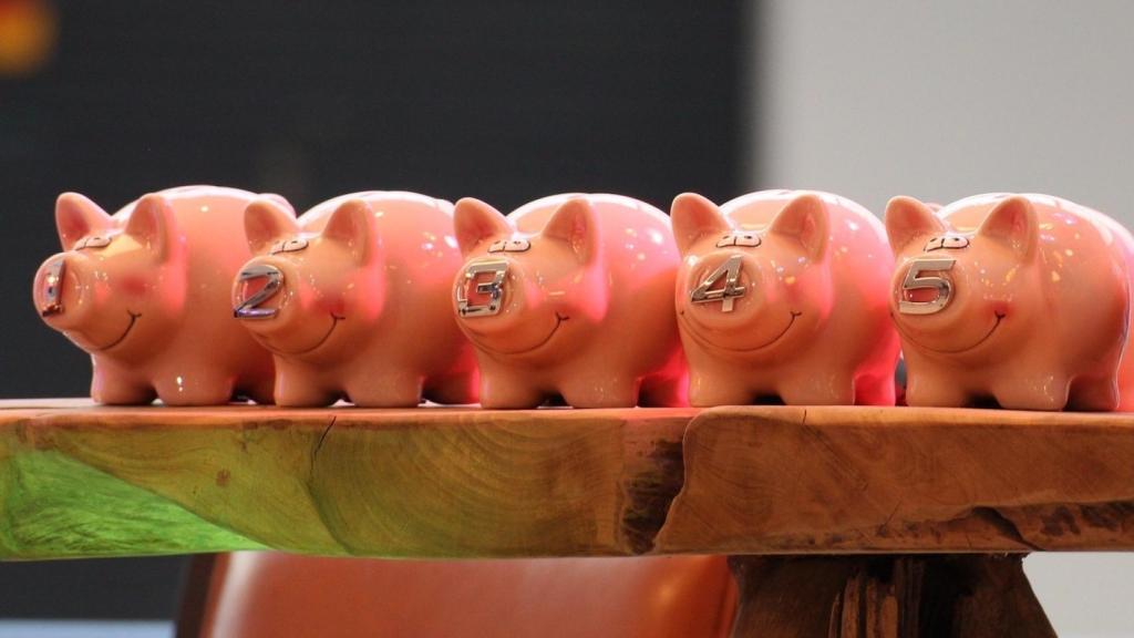 Cinco huchas numeradas con la característica forma de cerdito.