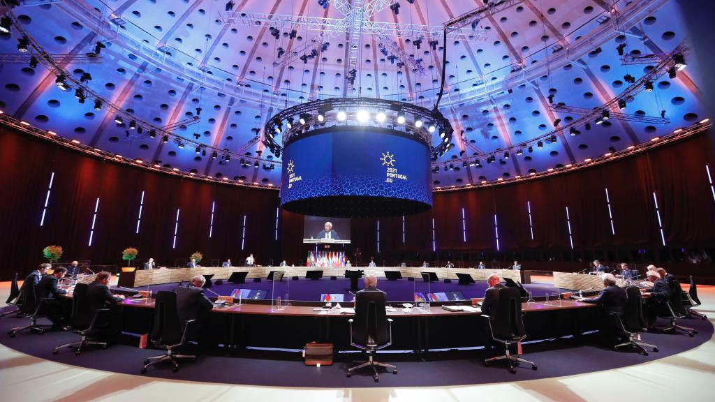 Los jefes de Estado y de Gobierno de la UE, durante la cumbre social de Oporto