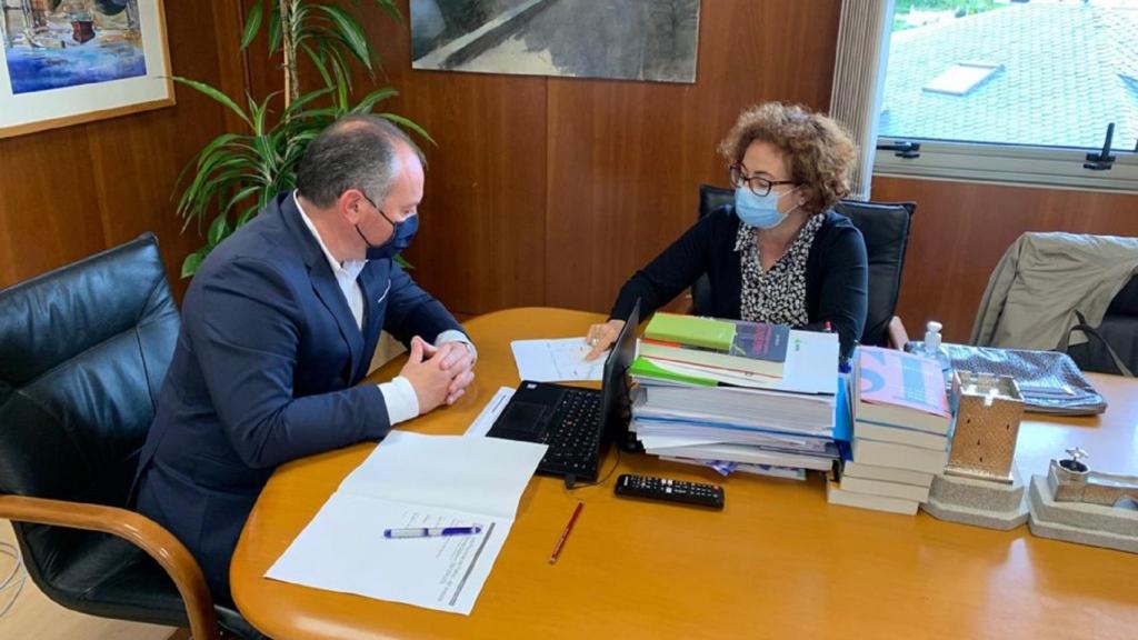 Reunión del alcalde, José Ramón Rioboo, y la jefa provincial de Tráfico en A Coruña, María Victoria Gómez Dobarro.