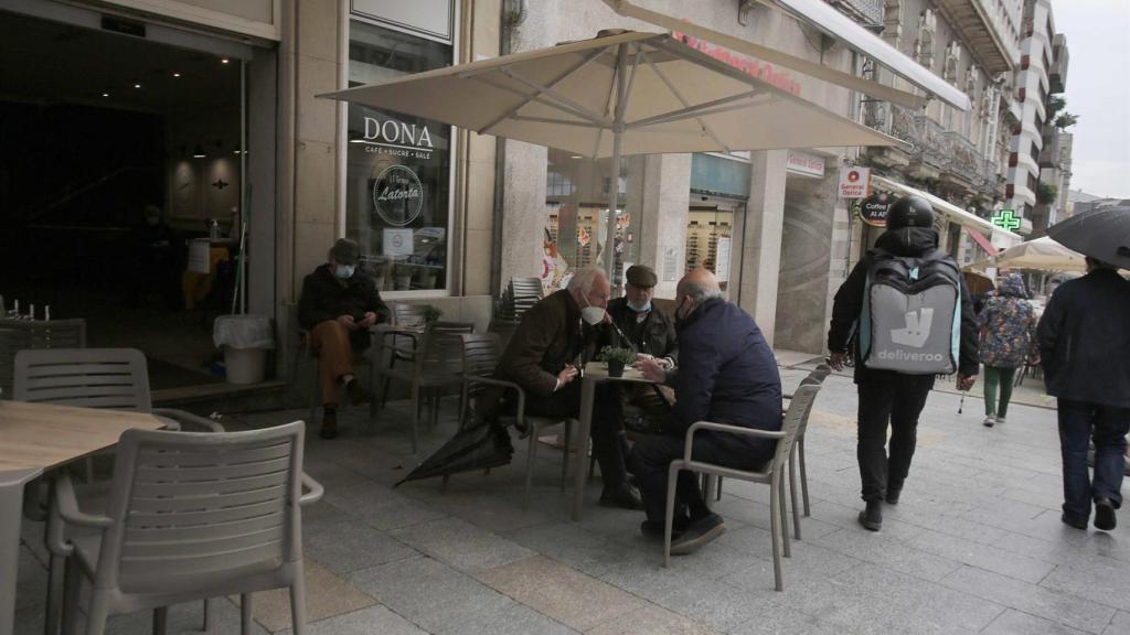 Varias personas en una terraza en Vigo.