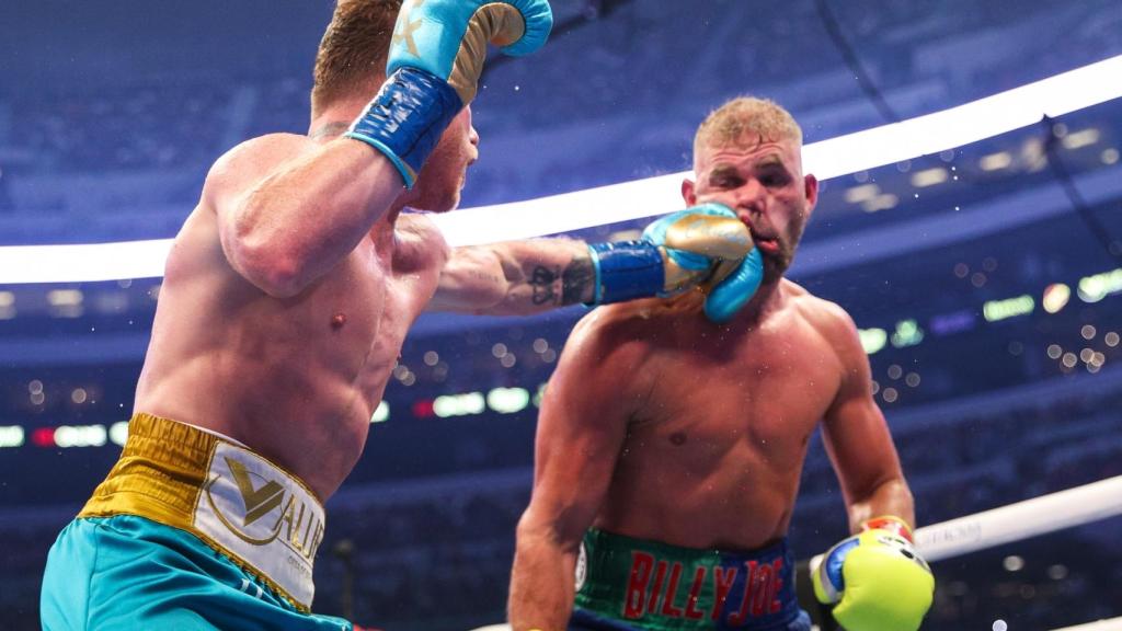 Saúl 'Canelo' Álvarez golpea a Billy Joe Saunders