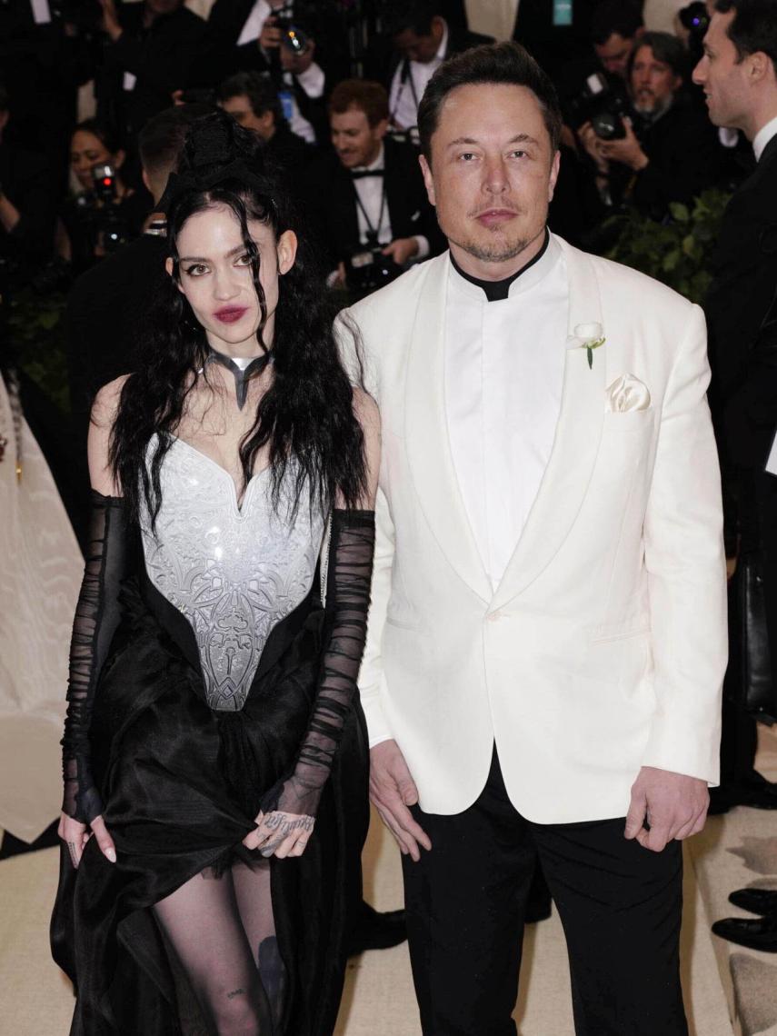 La cantante Grimes y el empresario Elon Musk, en la gala MET.