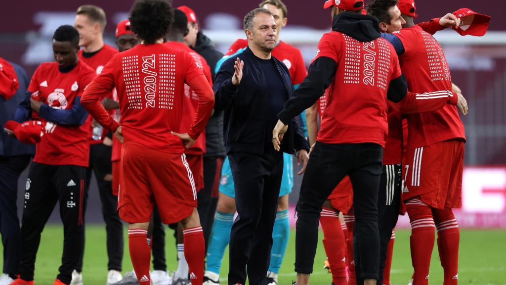 Hans-Dieter Flick felicita a sus jugadores del Bayern Múnich por el triunfo