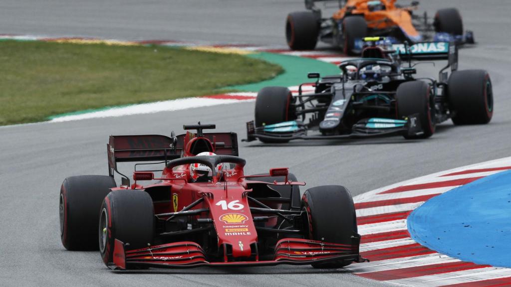 Leclerc peleando la posición con Bottas