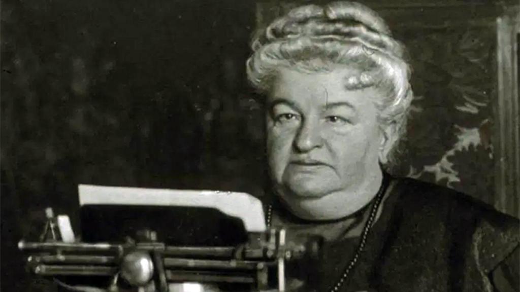 Pardo Bazán retratada con su máquina de escribir en los años 10. Foto: Biblioteca Nacional