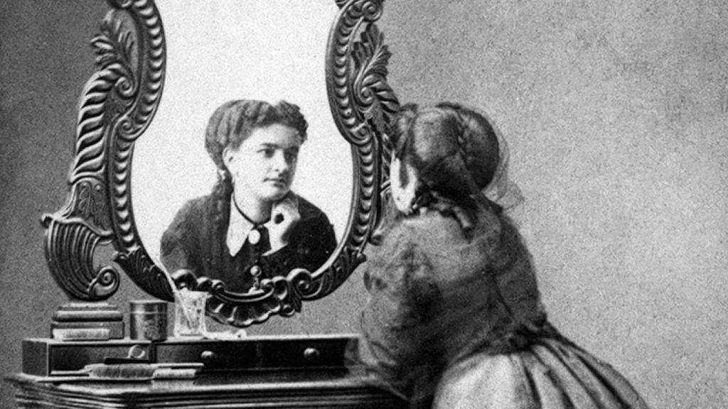 Una joven Pardo Bazán ante el tocador en 1868