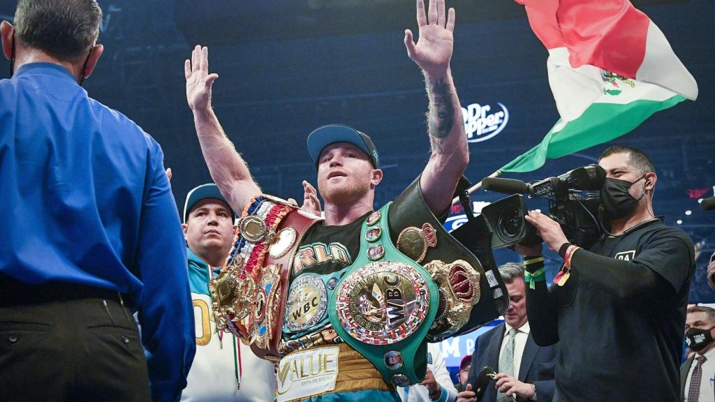 Saúl 'Canelo' Álvarez con sus tres cinturones de campeón del supermedio