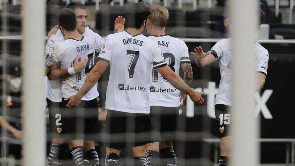 Piña de los jugadores del Valencia en La Liga 2020/2021