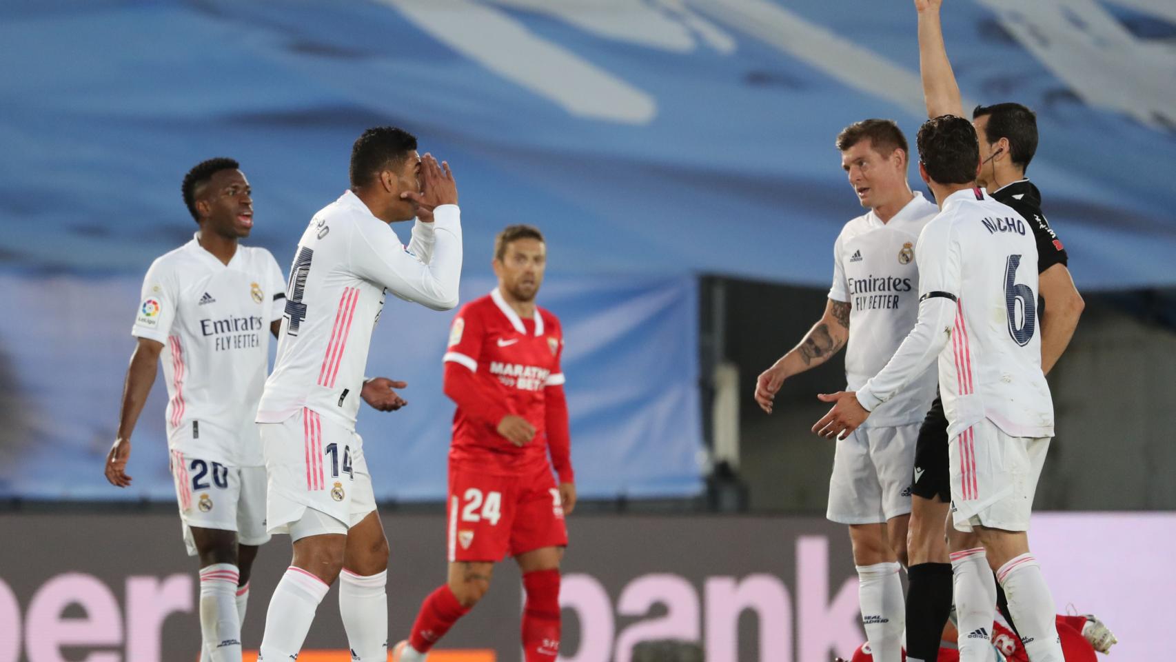 Martínez Munuera muestra la amarilla a Casemiro