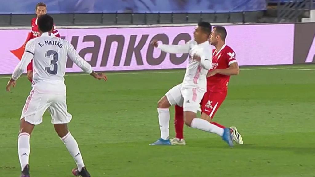Martínez Munuera pita a falta de Casemiro previa al gol del Sevilla